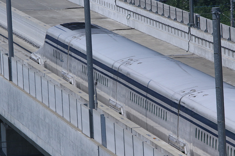 中間車両は連接台車に小さい車輪を持っている