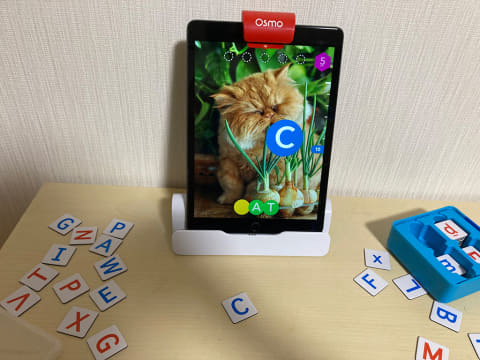 iPadで“フィジタル”な学びを体験できるスマートトイに3歳と6歳が