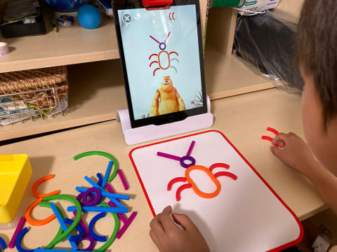 iPadで“フィジタル”な学びを体験できるスマートトイに3歳と6歳が