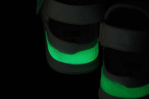 オニツカタイガー 歩くと光るスニーカー エネルギーを光にする 応力発光材 使用 Impress Watch