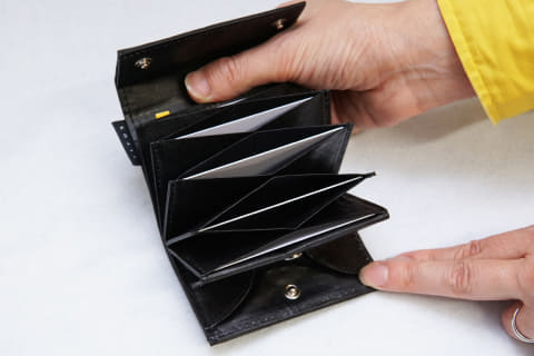 キャッシュレス時代の財布の売れ筋は 今どきはカード収納にひとひねり Impress Watch