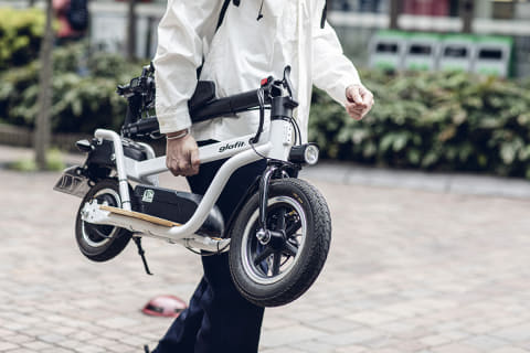 新しい立ち乗り電動バイクglafit「X-SCOOTER LOM」 - Impress Watch