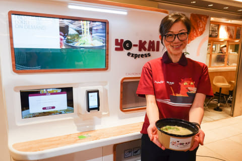 東京駅に90秒で熱々ラーメンが食べられる自販機 Yo Kai Express Impress Watch