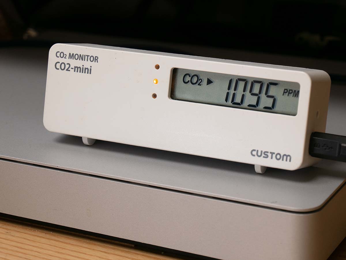自宅仕事の眠気を防ぎたい。「CO2-mini」でCO2を測って暖房と換気を