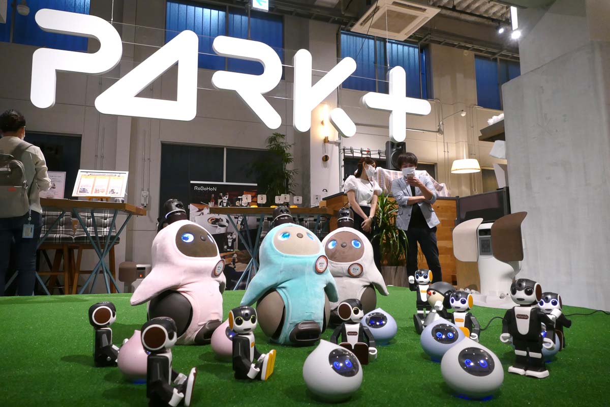 ロボットがいるカフェ「PARK+」が渋谷にオープン - Impress Watch