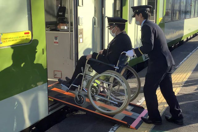 JR東、無人駅で車いす利用者を運転士・車掌がサポート - Impress Watch