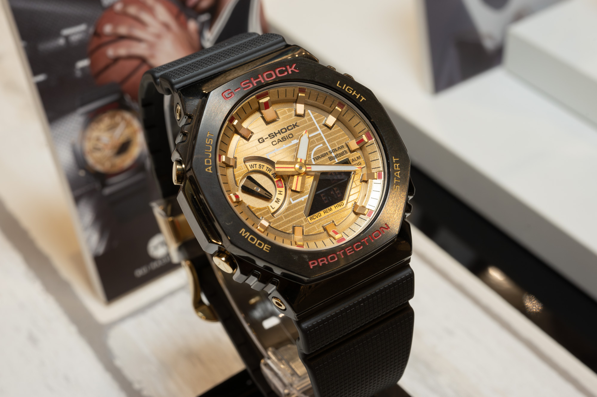 G-SHOCK、八村塁モデルに新作 ブラック×ゴールドでコートを表現 - Impress Watch